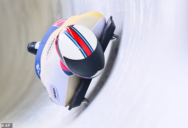 Westonova kaciga nije u skladu s pravilima o kosturu IBSF-a na temelju svog oblika