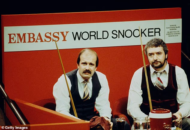 Engleski snooker igrači Willie Thorne (lijevo) i Virgo tijekom meča prvog kola na Svjetskom prvenstvu u snookeru u Crucible Theatreu, Sheffield, travanj 1983.
