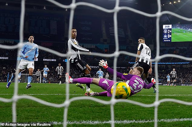 Tijjani Reijnders uhvatio je loptu u kaznenom prostoru i bočno je nogom prebacio Aarona Ramsdalea