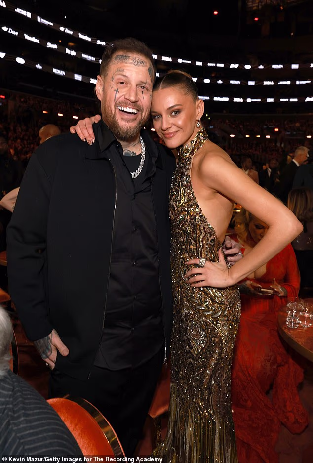 Na kraju je pjevačica Patternsa izgubila trofej za najbolji suvremeni country album od Jelly Rolla (L), ali su ipak pozirali za srdačno snimanje unutar Crypto.com Arene u središtu LA-a