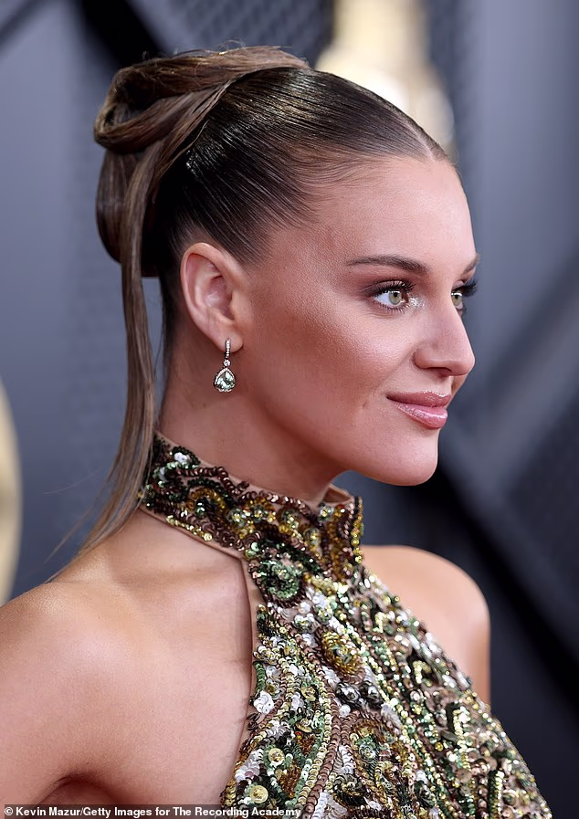 Vizažistica Kelsey Deenihan upotrijebila je kozmetiku CoverGirl na Ballerini kako bi u potpunosti iscrtala svoj ten koji je od uske frizure doživio improvizirani lifting lica