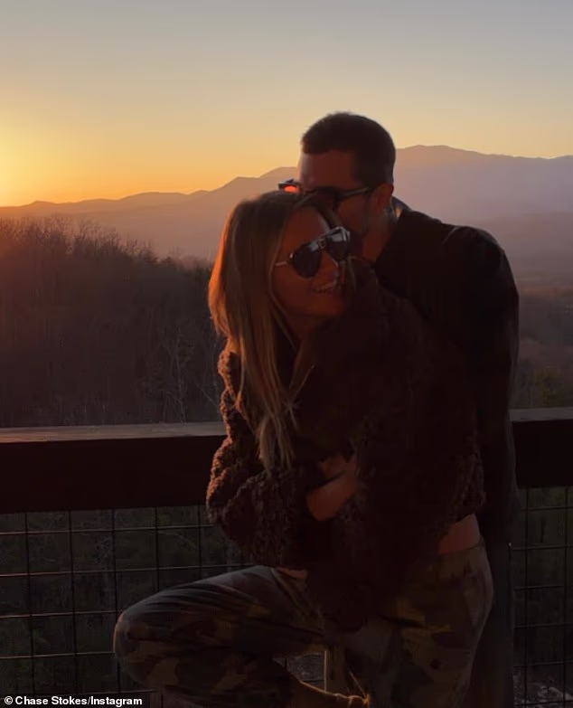 Rodom iz Tennesseeja i 33-godišnji glumac Outer Banksa potvrdili su da su obnovili svoju ljubavnu vezu na Silvestrovo, gdje je on priznao da sada 'preuzima odgovornost' i prihvaća 'najljepše stvari u životu koje su prolazne'