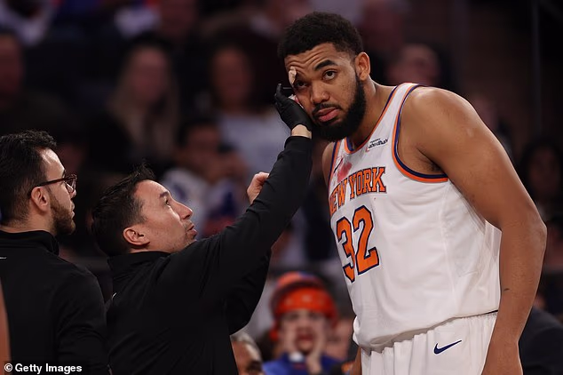 Centar je bio previjen prije nego što je izveo dva slobodna bacanja i otišao u svlačionicu