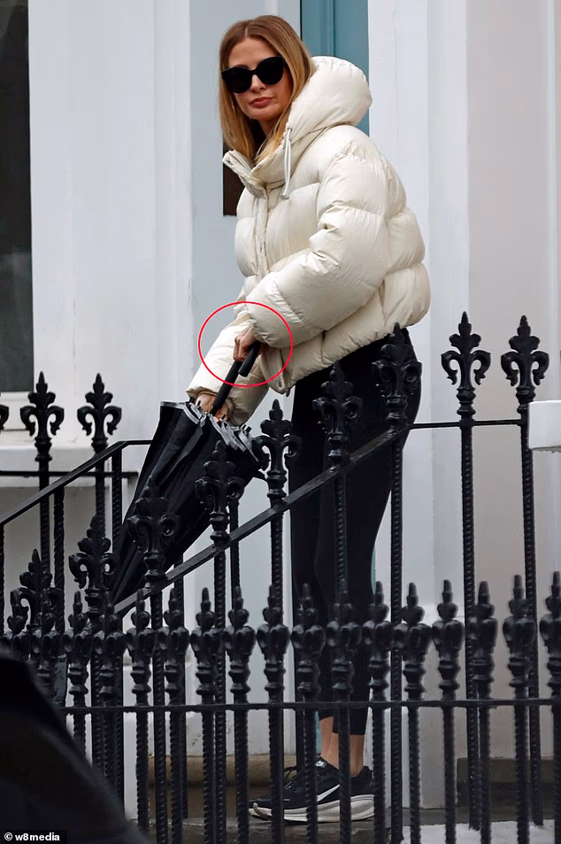 Odvaživši se u Londonu, Millie (39) izgledala je potišteno i sakrila svoj vjenčani prstenjak, nakon što ga je skinula prethodnih dana