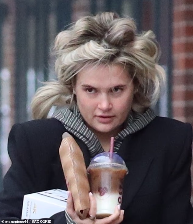 Zvijezda Otoka ljubavi, 26, držala je ledenu kavu i tost od Costaasa, izašla je u UGG papučama i dvodijelnoj pidžami