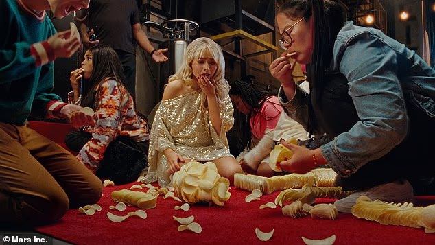 Ali kaos nastaje kada obožavatelji unište ljepotana s čipsom