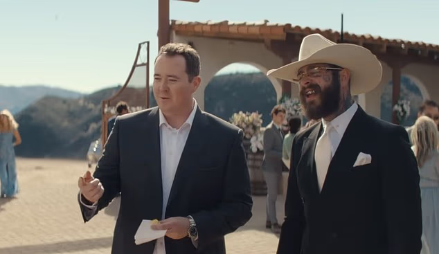 Postu Maloneu i Shaneu Gillisu pridružuje se Peyton Manning dok se strmoglavljuju niz brdo nakon bačve na vjenčanju, stvarajući čisti kaos