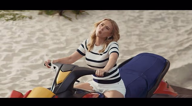 Yang i Hamm isprva su ljuti što nisu pozvani na zabavu na otok Ritz, ali Johansson brzo mijenja raspoloženje