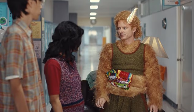 Elijah Wood glumi u čarobnoj, jedinstvenoj reklami za Skittles, glumeći tronožno stvorenje pozvano da dostavi slatkiše