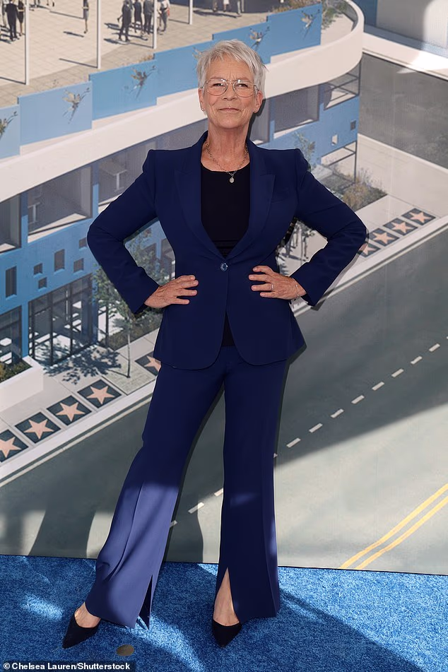 Jamie Lee Curtis nosila je tamnoplavo odijelo na humanitarnom događaju