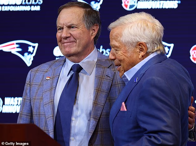 Bill Belichick (lijevo) i Robert Kraft zajedno su osvojili šest Super Bowla u Novoj Engleskoj, ali nisu uspjeli ući u klasu Kuće slavnih 2026. Kraftovi Patriotsi igrat će za sedmi naslov u nedjelju