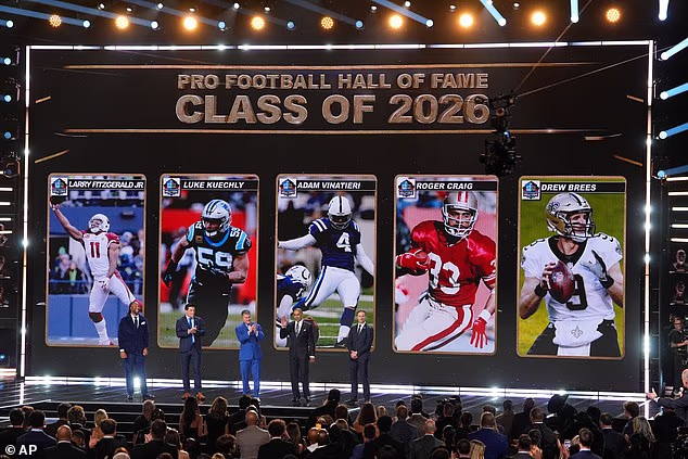 Profesionalna nogometna kuća slavnih, klasa 2026. Larry Fitzgerald, Luke Kuechly, kicker Adam Vinatieri, Roger Craig i Drew Brees stoje na pozornici tijekom NFL Honors dodjele nagrada