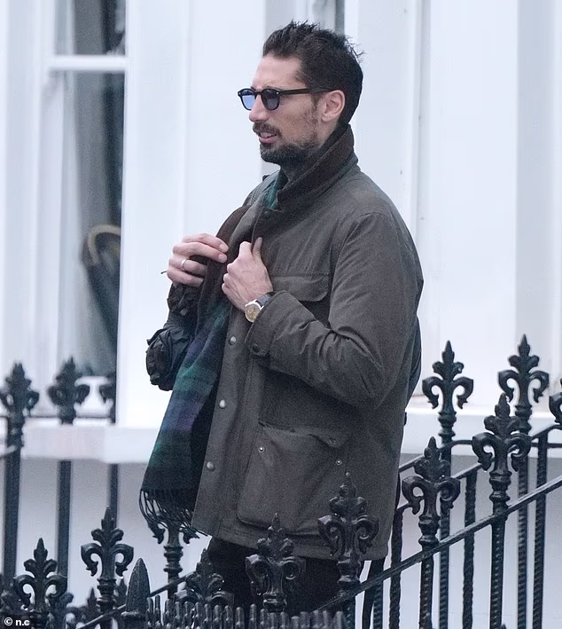 Činilo se da Hugovo potišteno raspoloženje odgovara vremenu dok je pratio Millie na njihovom prvom zajedničkom pojavljivanju nakon rastave