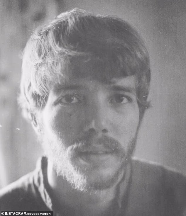 U emisiji Call Her Daddy, Cameron je opisala borbu svog oca Philipa Alana Hostermana (na slici) s depresijom i bipolarnim poremećajem