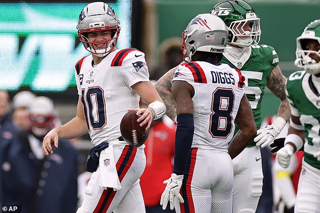 Drake Maye dijeli smijeh sa Stefonom Diggsom tijekom prosinačke pobjede nad New York Jetsima