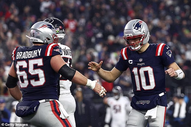 Dake Maye udara pet s centrom Garrettom Bradburyjem, kolegom iz Sjeverne Karoline i strastvenim igračem golfa