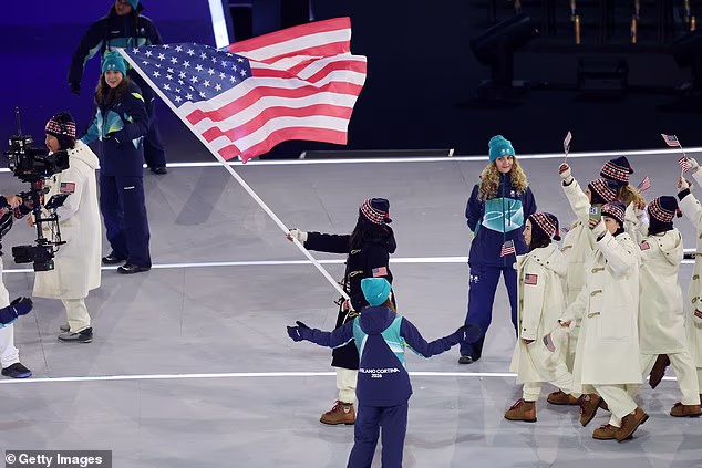 Ekipu SAD-a predvodila je brzoklizačica Erin Jackson kao nositeljica zastave na ceremoniji otvaranja