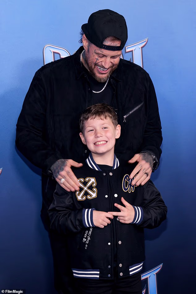 Jelly Roll obično ne dovodi svoju djecu na događanja na crvenom tepihu, ali je ovo očito učinio iznimkom jer daje glas ulozi Grizza, brutalnog medvjeda grizlija u filmu Koza Columbia PIctures i Sony PIctures Animation