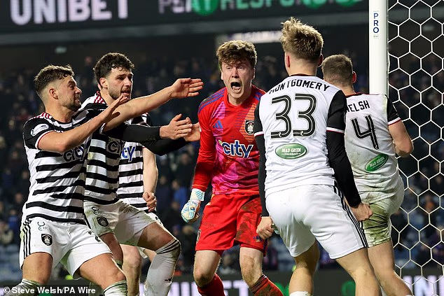 Ferrieja napadaju njegovi veseli suigrači nakon što je kasno obranio jedanaesterac Jamesu Tavernieru