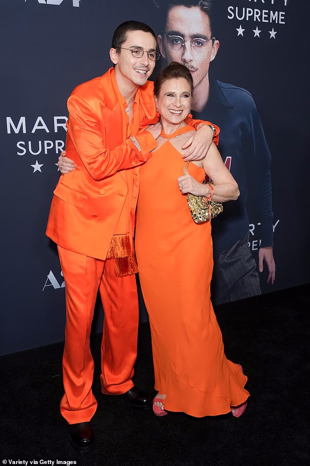 Obožavatelji na Redditu istaknuli su da Chalametova majka Nicole Flender također ima duboke zabavne korijene, jer je radila kao glumica i plesačica na Broadwayu