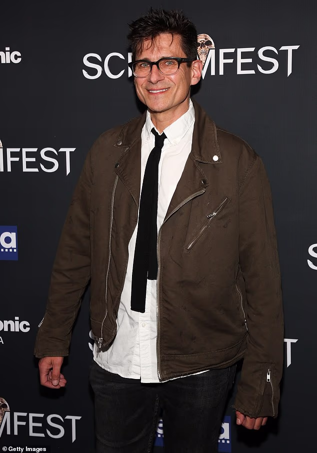 Flender je usavršavao svoje glumačke vještine na njujorškoj Visokoj školi izvedbenih umjetnosti i londonskoj Akademiji dramske umjetnosti Webber Douglas prije nego što je diplomirao na Sveučilištu Harvard (na slici 2019.)