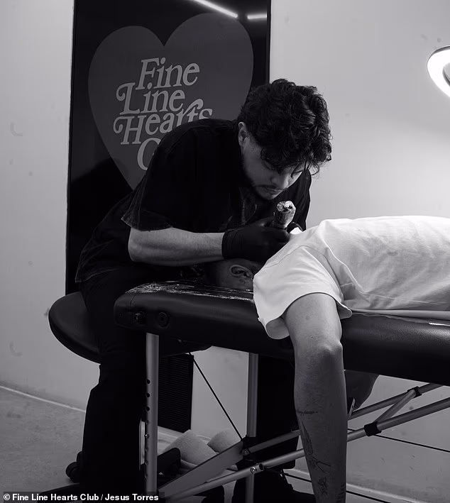 Na jednoj snimci prikazano je kako Romeo posjećuje klub Fine Line Hearts kako bi se nanizao