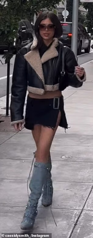 Green je dočarala svoj zategnuti trbuščić i bedra u podijeljenoj mini suknji, skraćenoj jakni od šikara i plavim čizmama do koljena