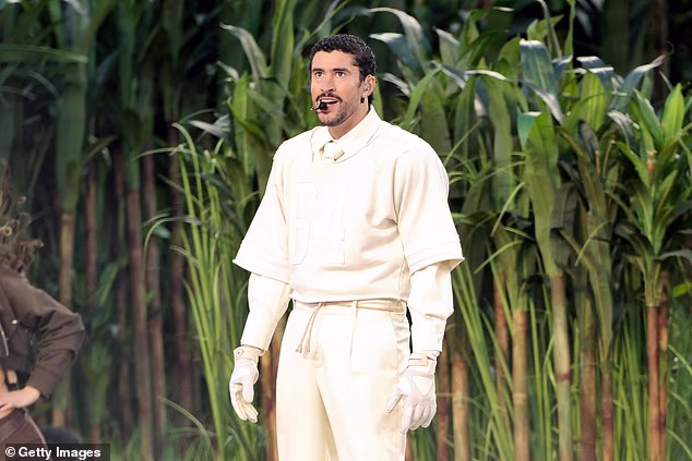 Bad Bunny je u potpunosti nastupao na španjolskom - budući da je sva njegova glazba snimljena na tom jeziku, iako je surađivao s izvođačima na engleskom jeziku