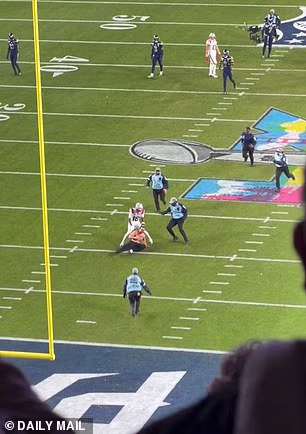 Primač Patriotsa Kyle Williams pomogao je u skidanju streakera