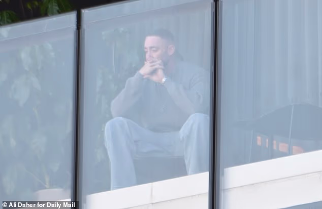 Pojavile su se slike para kako odvojeno uzimaju time-out na balkonu svog stana. Na slici: Danny izgleda snuždeno dok sjedi sam na balkonu stana