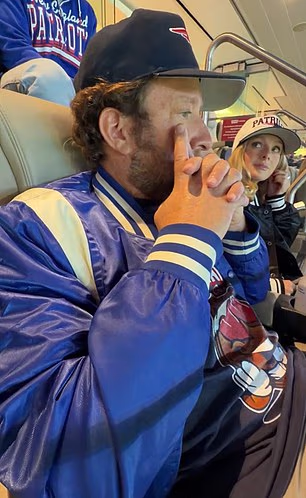 Portnoyeva djevojka Camryn D'Aloia sjedila je pokraj njega tijekom cijele utakmice u Santa Clari