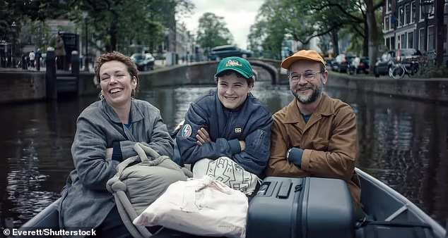 Aud glumi Olivijin lik Hannahino nebinarno dijete Frances, dok John glumi Hannahinog oca Jima, poznatog kao Jimpa, kojeg posjećuju u Amsterdamu. Film je premijerno prikazan na Sundance Film Festivalu 2025. u siječnju 2025. (Olivia i Aud na slici s kolegom Danielom Henshallom)