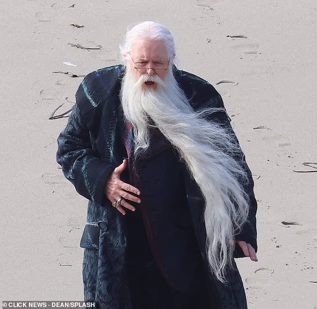 Američki glumac (80) trebao bi glumiti ravnatelja Hogwartsa Albusa Dumbledorea u nadolazećoj HBO TV adaptaciji čarobnjačkog svijeta JK Rowling, koja se trenutno sastoji od sedam knjiga i osam dijelova filmskog serijala (John na setu u Cornwallu u listopadu)