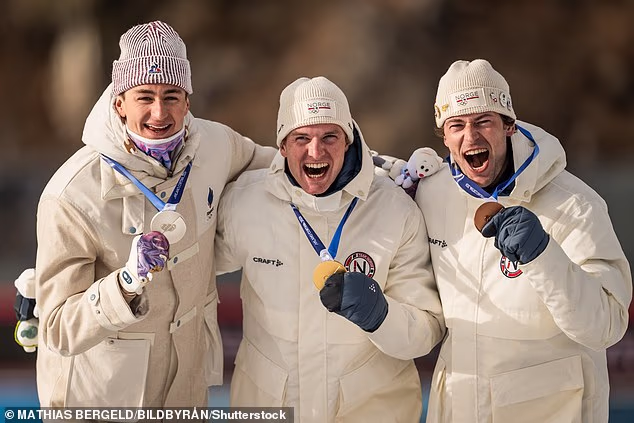 Eric Perrot iz Francuske, Johan-Olav Botn iz Norveške i Sturla Holm Lægreid iz Norveške slave sa svojim medaljama nakon pojedinačnog natjecanja u muškom biatlonu na 20 km tijekom četvrtog dana Zimskih olimpijskih igara 2026.