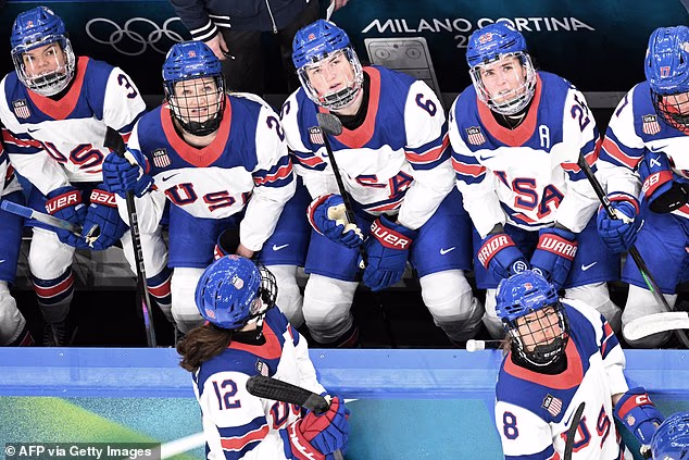 Igračice američkog tima gledaju ekran tijekom utakmice ženskog preliminarnog kruga skupine A hokeja na ledu između Švicarske i SAD-a u hokejaškoj areni Milano Santagiulia na Zimskim olimpijskim igrama Milano Cortina 2026. u Milanu, 9. veljače