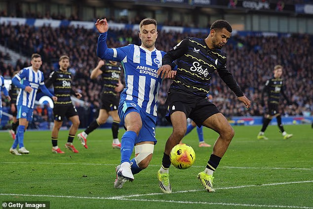 34-godišnji Joel Veltman (lijevo) jedini je Brightonov specijalist desni bek u ekipi koja je neuravnotežena