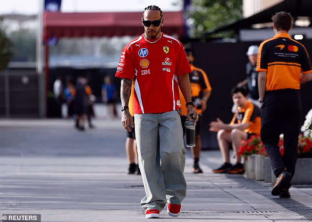 Lewis je na testiranje stigao noseći zeleni sok i stavio ogromnu dijamantnu naušnicu