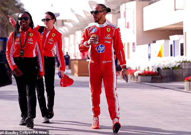 Lewis je stavio sunčane naočale i uživao u toplom napitku dok se probijao do staze