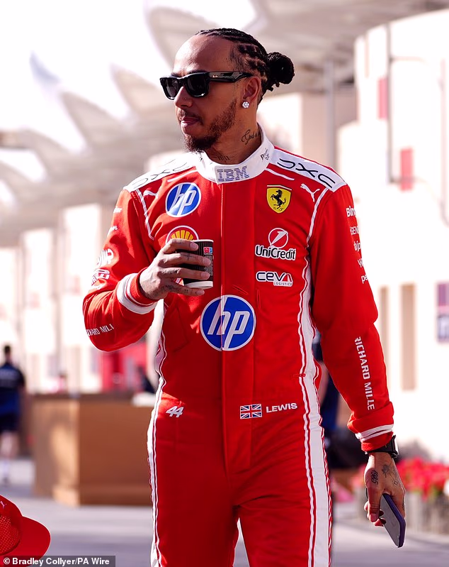 Čini se da je Lewis uživao u zimskom odmoru jer je išao na niz spojeva sa SKIMS-ovim mogulom Kimom u britanskom seoskom skloništu, pariškom hotelu s pet zvjezdica i Super Bowlu