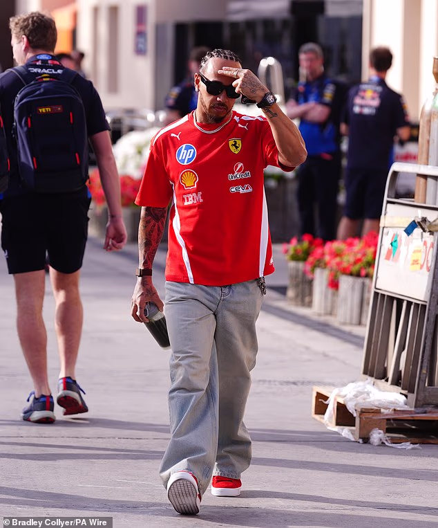 Sedmerostruki svjetski prvak stigao je u Ferrarijevu garažu odjeven u majicu kratkih rukava svoje momčadi s parom traperica i crvenim tenisicama