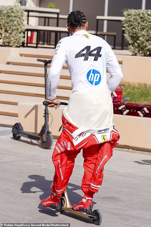 Dok se jutarnje testiranje bliži kraju za planiranu jednosatnu pauzu za ručak, Lewis je viđen kako izlazi iz garaže na skuteru