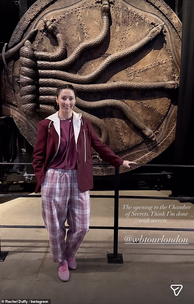 Podijelivši niz fotografija na svom Instagram Storyju u srijedu, Rachel je uživala u čaši piva s maslacem i pozirala za fotografije na suncu na raznim lokacijama tijekom turneje