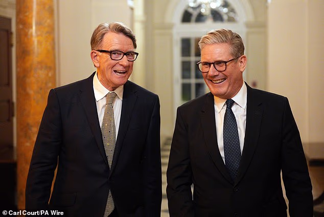 Skandal povezan s vezama lorda Petera Mandelsona i Jeffreya Epsteina doveo je vladu na rub