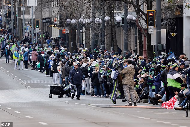 Navijači Seattle Seahawksa počinju se redati ulicom prije druge momčadske parade Super Bowla