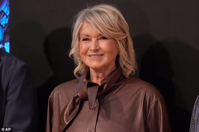 Ikona kućnog uređenja na burzi je izgledala elegantno u smeđoj kožnoj bluzi s dugim ovratnikom vezanim poput mašne oko grla