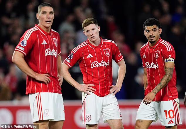 Očekuje se da će Nikola Milenković (lijevo) i Morgan Gibbs-White (desno) igrati ključne uloge pod Pereirom zajedno s Elliotom Andersonom (u sredini)