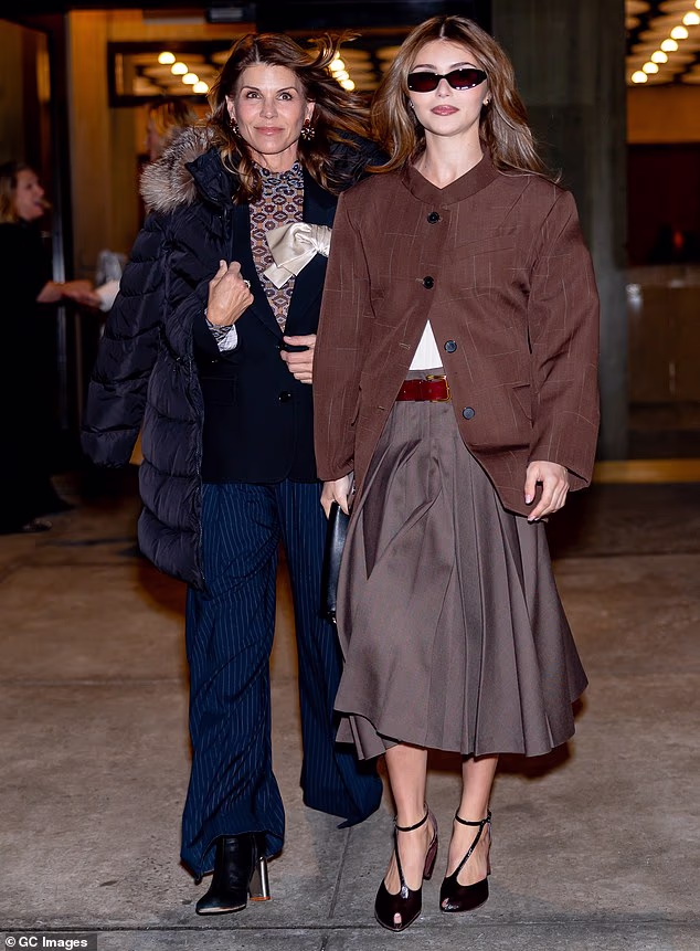 Giannulli sa svojom majkom Loughlin na modnoj reviji Tory Burch tijekom Tjedna mode u New Yorku 11. veljače