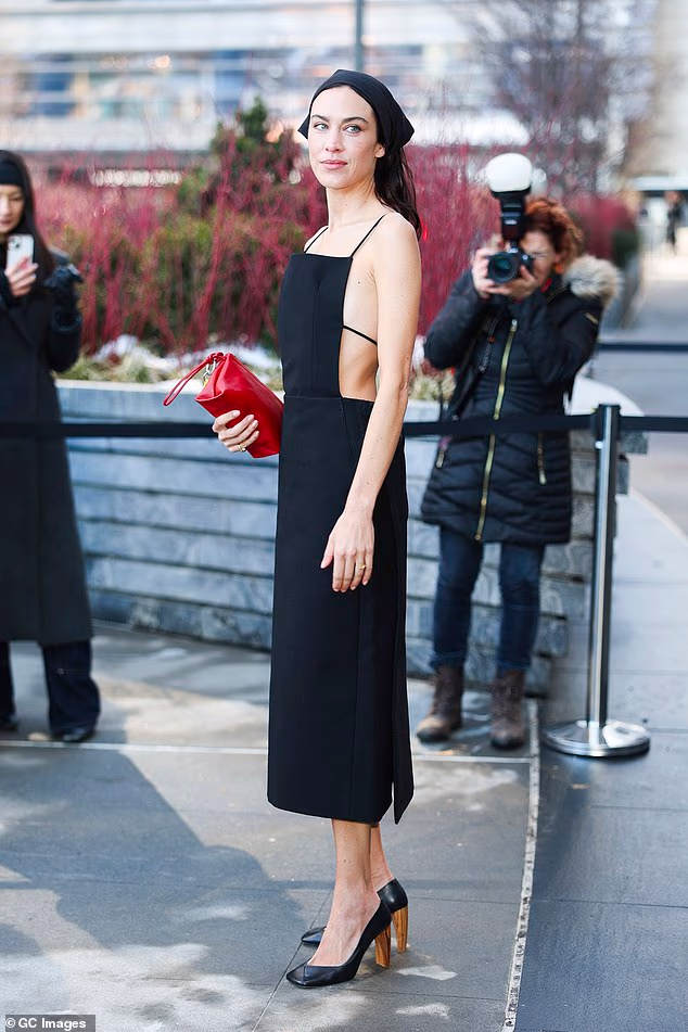 Alexa Chung izgledala je nevjerojatno elegantno u crnoj haljini bez leđa koju je iskombinirala s bandanom i crvenim clutchom