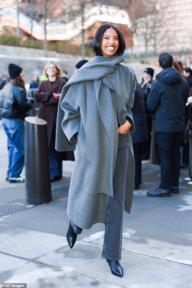Natalia Bryant na događaju je izgledala sretnije no ikad jer je za događaj odabrala traperice i sivi baloner