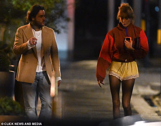 U međuvremenu je Pete, 37, nosio bež blejzer preko bijele majice i traperica dok je povlačio cigaretu dok je čavrljao s plavokosom ljepoticom na pločniku